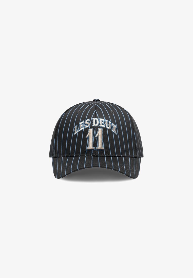 Gorra negra con rayas azules verticales. Presenta el texto bordado "LES DEUX" y "11" en la parte delantera, con visera curva y parte trasera ajustable.
