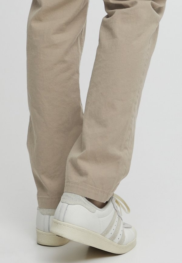 FQSNORRE REGULAR FIT - Chinos - coriander3