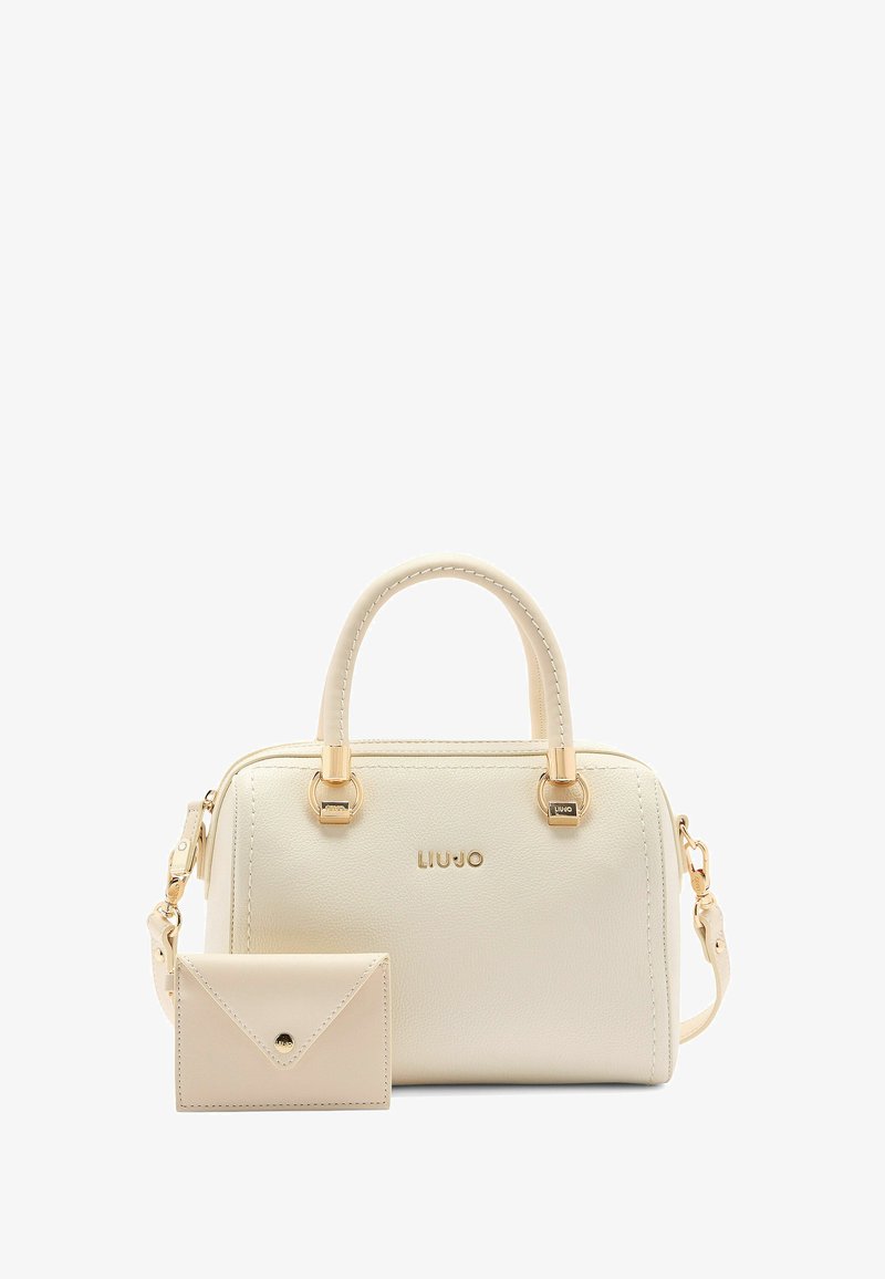 Borsa a tracolla in pelle color crema con hardware dorato, doppio manico superiore, tracolla removibile e portacarte a busta coordinato. Finitura testurizzata, design minimalista.