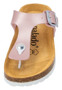 Rosa flip-flop sandal med spänne, texturerat syntetiskt ovandel, korkfotbädd och vit sula. Anmärkningsvärd detalj är en dekorativ silveraccent.