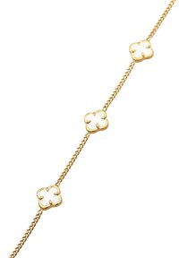 Goldkettengliederarmband mit drei blumenförmigen Gliedern mit weißen Akzenten. Die Glieder sind gleichmäßig verteilt und durch eine zarte Kette verbunden.