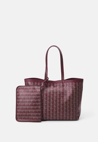 Borsa tote bordeaux in pelle texture con stampa geometrica, dotata di due manici e una pochette con zip coordinata.