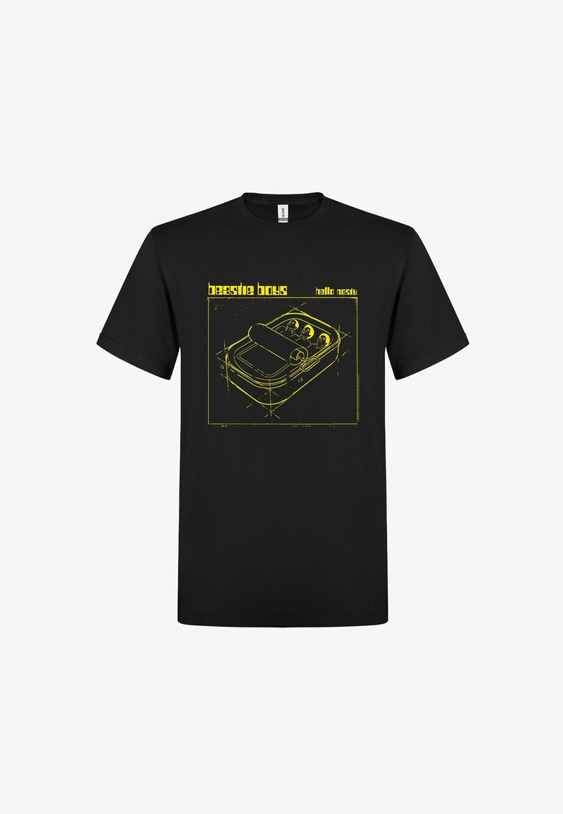 Maglietta nera con schizzo giallo di una scatoletta di sardine contenente tre volti, con il testo "beastie boys" e "hello nasty" sopra la scatoletta.