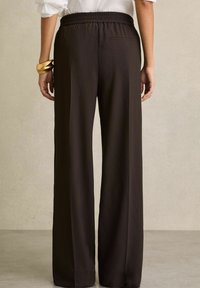 Reiss REMI ELASTICATED SIDE STRIPE WIDE LEG - Bukser - chocolate brown