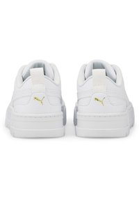 Baskets en cuir blanc avec une finition texturée, semelle plate, bout rond et accent de logo doré sur le talon. Elles sont dotées d'une languette pour un enfilage facile.