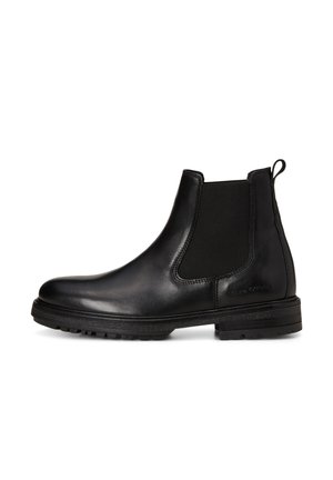 Schwarzer Chelsea-Lederstiefel mit elastischem Seitenteil, Schlaufe an der Ferse und profilierter Sohle, von der Innenseite seitlich auf weißem Hintergrund gezeigt.