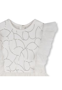 Λευκό φόρεμα με ασημένιο μοτίβο στροβίλου με παγιέτες, στρογγυλή λαιμόκοψη και μαλακά βολάν από τούλι στα μανίκια. Διαθέτει κλείσιμο με κουμπιά στο πίσω μέρος.