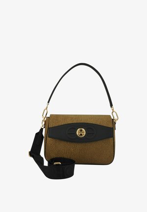 Borsa a mano in pelle marrone con trama, con un dettaglio nero, logo centrale e finiture dorate. Include una tracolla nera staccabile. Forma compatta.