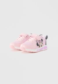 Baskets roses à finition brillante, avec un motif Minnie Mouse sur le côté, bride en Velcro et accents gris, idéales pour une tenue décontractée.