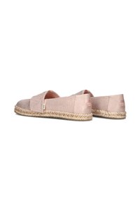 Roze espadrilles met een zachte suède afwerking, ronde neus, elastische band over de bovenkant en een geweven jute zool voor extra textuur.