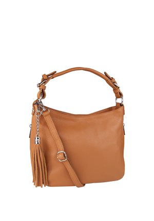 Schoudertas van tan leer met verstelbare riem, bovenhandvat, zilveren ringaccenten en een tassel-bedel aan de zijkant.