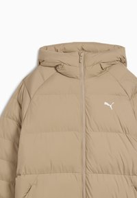 Giacca puffer beige con cappuccio, dotata di zip frontale, texture trapuntata e un piccolo logo bianco sul lato sinistro del petto.