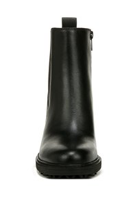 Stivaletti neri alla caviglia in pelle liscia, con punta arrotondata, zip laterale e suola in gomma texturizzata. Design minimalista con tassello per il polso.