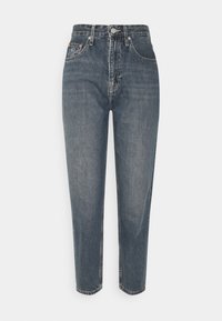 Jeans de mezclilla azul oscuro con cintura alta, piernas rectas y un diseño clásico de cinco bolsillos. Presenta los lazos para el cinturón y detalles de costura sutiles.