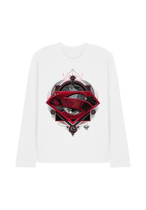 Weißes langärmliges Hemd mit einem roten und schwarzen Superman-Logo, das ein Auge, einen Globus, einen Lorbeerkranz und einen Leuchtturm zeigt, der Lichtstrahlen aussendet.