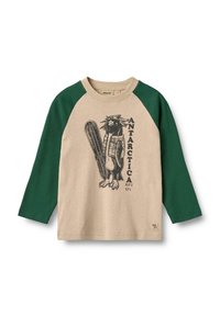 Langärmliges T-Shirt mit beigem Körper und grünen Raglansleeves, ausgestattet mit einer Pinguin-Grafik und dem Wort "ANTARKTIS" in Schwarz.