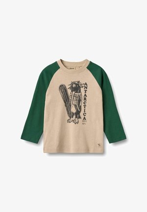 Langärmliges T-Shirt mit beigem Körper und grünen Raglansleeves, ausgestattet mit einer Pinguin-Grafik und dem Wort "ANTARKTIS" in Schwarz.