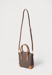 Καφέ συνθετική τσάντα με μονογράμματο σχέδιο, ταμπά δερμάτινες λεπτομέρειες, επάνω χερούλια και ρυθμιζόμενο ιμάντα ώμου. Λεπτομέρειες από μεταλλικά στοιχεία σε χρυσό τόνο.