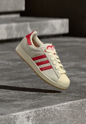 SUPERSTAR II - Baskets basses - cream white/better scarlet/gold-coloured metallic