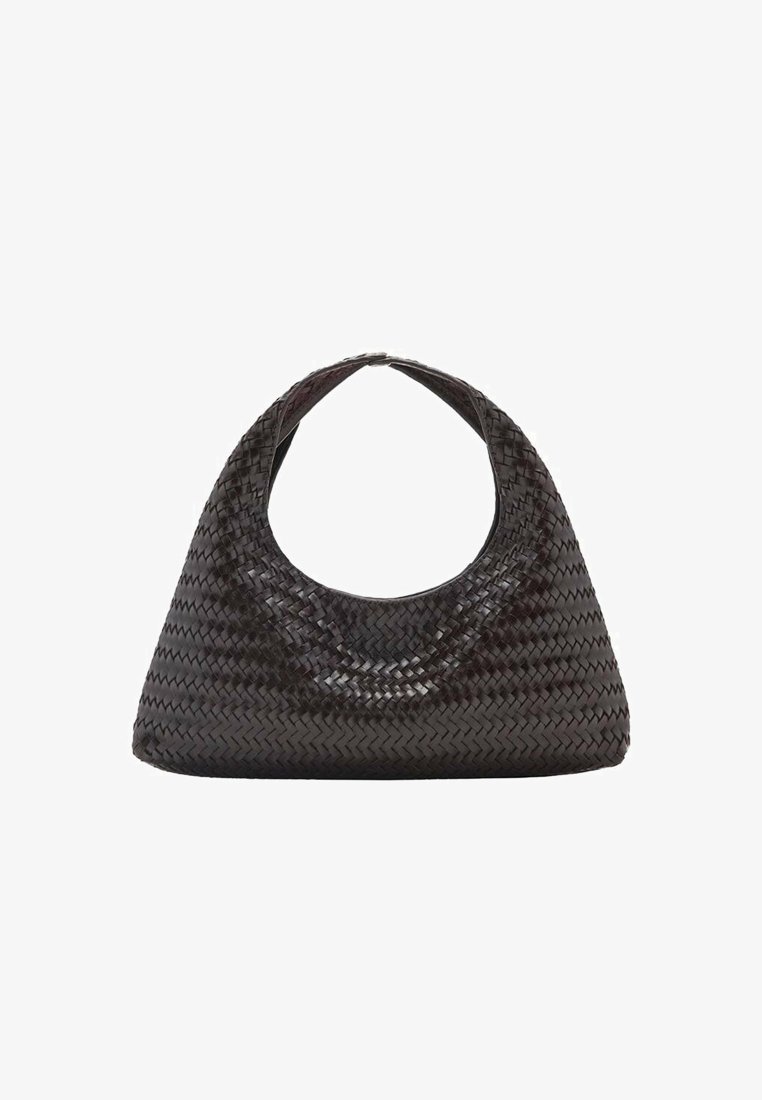 Bolso de mano negro tejido con un diseño curvado tipo hobo y una asa ancha. Presenta una superficie texturizada y una apertura espaciosa para un fácil acceso.