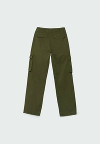 Pantalon cargo droit couleur vert olive avec poches arrière à rabat et poches cargo latérales, présenté à plat sur un fond uni.