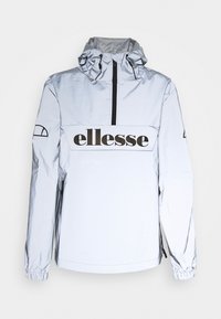 Jasnoniebieska kurtka anorak wykonana z błyszczącego materiału, z półzamkiem, kapturem ze ściągaczem i dużym czarnym logo "ellesse" na przodzie.