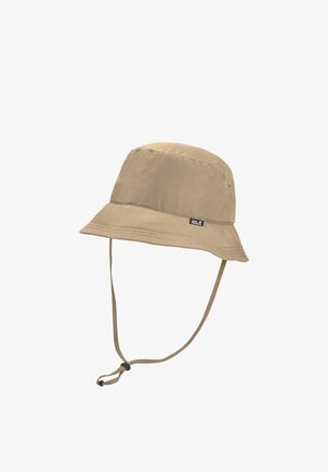 Khaki buckethoed met brede rand en verstelbare kinriem, voorzien van een klein zwart Jack Wolfskin-logotagje aan de zijkant.