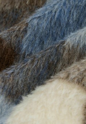 Audinys su minkšta, puria tekstūra rudų, smėlio ir mėlynų atspalvių, turintis įvairių raštų ir sluoksniuotą išvaizdą.