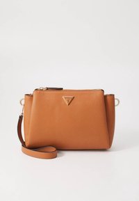 Geantă sintetică maro cu textură, cu închidere cu fermoar, bretea reglabilă și un accent logo triunghiular pe partea din față.