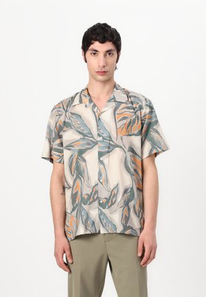 Chemise à manches courtes en tissu léger avec un motif de feuilles gris, vert et orange, dotée d'un col classique et d'une fermeture à boutons.