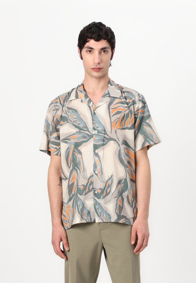 Αμάνικο πουκάμισο σε ελαφρύ ύφασμα με μοτίβο φύλλων σε γκρι, πράσινο και πορτοκαλί, που διαθέτει κλασικό γιακά και κλείσιμο με κουμπί.