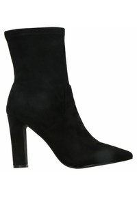 Czarne zamszowe botki za kostkę z wąskim noskiem, wysokim obcasem w kształcie szpilki i gładką fakturą. Charakteryzują się dopasowanym krojem oraz subtelnym detalem w postaci przeszyć.
