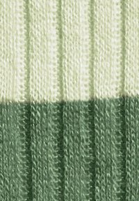 Dzianina z na zmianę jasnoszarymi i ciemnoszarymi pionowymi paskami. Tekstura jest miękka i prążkowana, z drobnymi detalami ściegów.