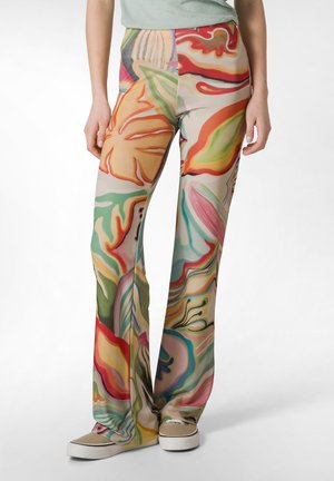 Kleurrijke, geruite flare pants met abstracte bloemenpatronen in oranje, groen en roze op een lichte achtergrond, gemaakt van rekbare stof.
