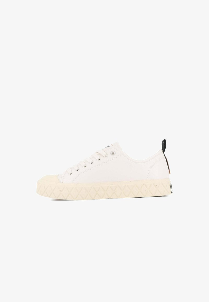 Bílé plátěné tenisky s kulatou špičkou, texturovanou krémovou gumovou podrážkou, šesti otvory pro tkaničky a černým akcentem na patní poutku.