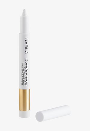 Crayon eye-liner blanc et doré portant la mention Nabla Cupid's Arrow, avec son capuchon blanc retiré et posé à proximité sur un fond clair.