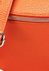 Oranje gestructureerde leren handtas met een zilveren ritsluiting, voorzien van een stevige schouderband en gladde hardwareaccenten aan de zijkant.