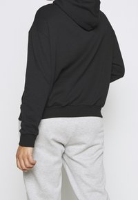 Even&Odd Curvy Felpa con cappuccio - black