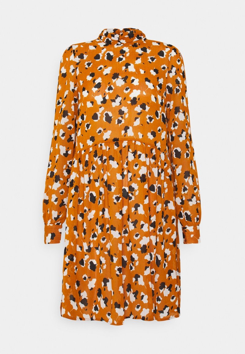 Robe orange à manches longues avec un col montant, une coupe ample et un motif floral abstrait en noir et blanc.