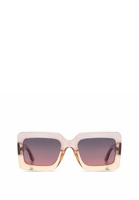 Lunettes de soleil carrées avec des montures translucides rose-beige et des verres sombres dégradés, présentées sur un fond blanc.