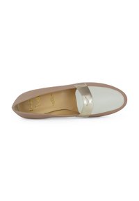 Läderslipper i beige och mintgrön med en guldaccent. Slät textur, mandelformad tå och design för att glida på. Inuti finns varumärkesmärkning.