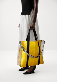 Mads Nørgaard LAUNDRETTE ALBA BAG - Shoppingveske - lemon chrome
