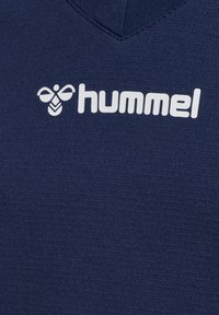 Dunkelblaues, kurzärmliges Sportshirt mit V-Ausschnitt und strukturiertem Stoff; ausgestattet mit einem weißen "hummel"-Logo mit einem Bienen-Design.
