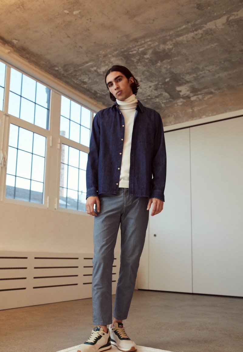 Herren T-shirts & Polos | Dondup PANTALONE PABLO Chino light powder blue/hellblau - DT08575 Herren T-shirts & Polos | Dondup PANTALONE PABLO Chino light powder blue/hellblau - DT08575