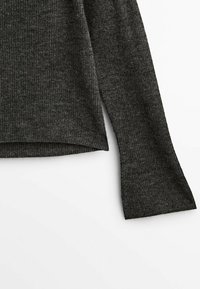 Pull en maille gris foncé avec une texture côtelée, présentant un col rond et des manches longues se terminant par des poignets droits.