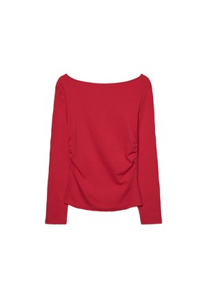 Rotes Langarmshirt mit schulterfreiem Ausschnitt, weichem Stoff und seitlichen Raffungen, das eine figurbetonte Silhouette betont.