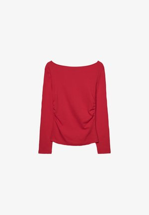 Top rosso a maniche lunghe con scollo a barca, tessuto morbido e dettaglio arricciato ai lati, caratterizzato da una silhouette aderente.