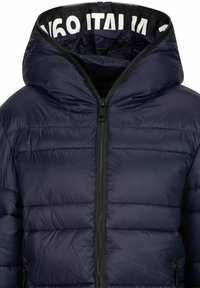 Marineblauwe pufferjack met een hoge kraag en een afneembare capuchon, met horizontale stiksels, een rits over de volle lengte en zwarte hardwareaccenten.