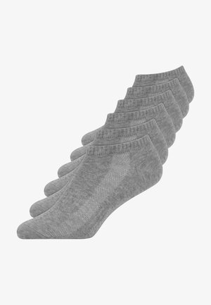 Sei paia di calzini sportivi grigi a taglio basso impilati diagonalmente su uno sfondo bianco.