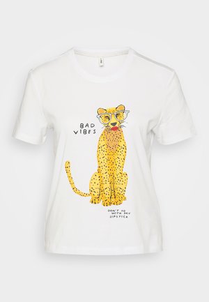 Baltā kokvilnas t-kreklā ir attēlots multfilmu gepards ar brillēm, dzelteniem plankumiem un rotaļīgu tekstu: "SLIKTI VIBRĀCIJAS" un "NEEJ AR MANU LŪPU KRASU."